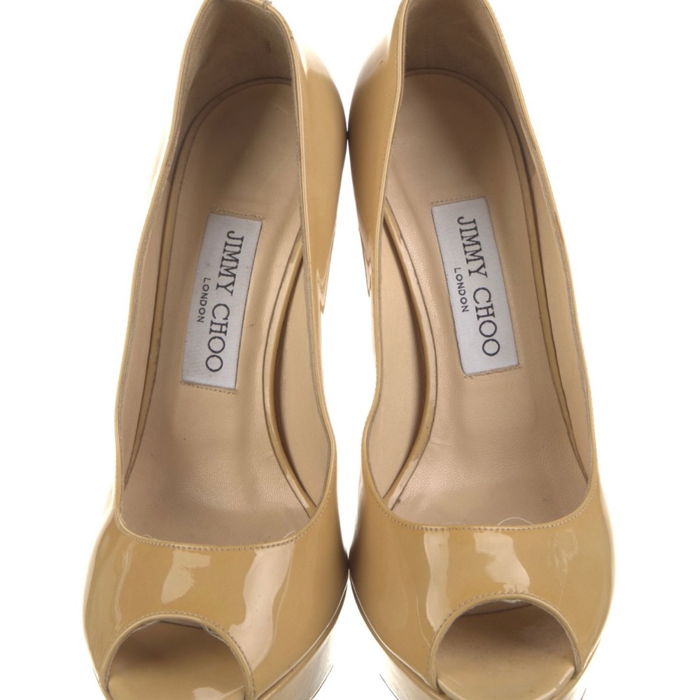 Iconic heels! Jimmy Choo. Clavicle timeless!Patented leather.